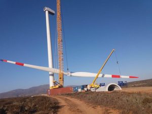 Un momento del montaje del parque eólico de Sarco - Tenorenova
